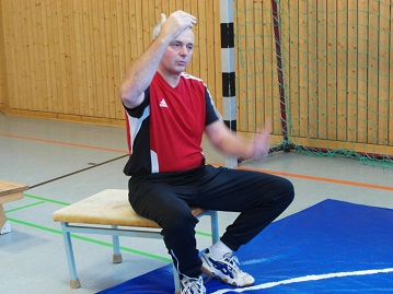 Dirk gibt Erläuterungen zum Doppelten Beinausheber
